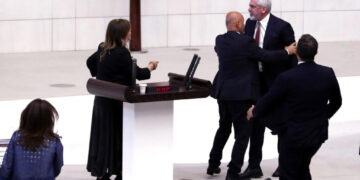 AKP’li Galip Ensarioğlu, TBMM’de, DEM Partili Beştaş’a ‘şerefiz’ diyerek üzerine yürüdü