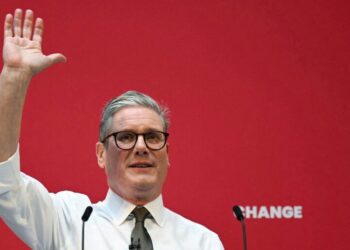 İngiltere’de yapılan erken seçimlerde İşçi Partisi tek başına iktidar
