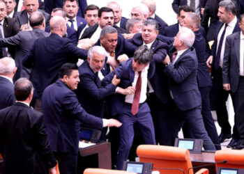 Meclis’te ‘Hırsız var!’ kavgası: AKP’liler DEM Parti milletvekiline saldırdı