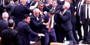 Meclis’te ‘Hırsız var!’ kavgası: AKP’liler DEM Parti milletvekiline saldırdı