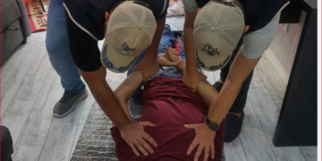 AKP’li Bakan Yerlikya’dan şov: Polis zile basarak girdiği evlerde 108 kişiye ters kelepçelyel gözaltına aldı