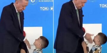 Erdoğan törende elini öpmeyen 5 yaşlarındaki çocuğa tokat attı