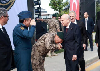 Özel Hareket Daire Başkanı’nın, Bahçeli’nin elini öpmesi tartışmaya neden oldu: Derhal görevden alınmalı