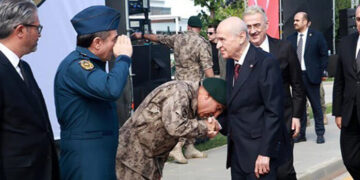 Özel Hareket Daire Başkanı’nın, Bahçeli’nin elini öpmesi tartışmaya neden oldu: Derhal görevden alınmalı