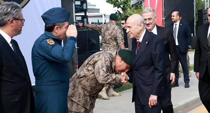 MHP Genel Başkanı Devlet Bahçeli, 15 Temmuz’da, darbe girişiminde bombalanan ve 51 polisin yaşamını yitirdiği Özel Harekat Başkanlığı’nı ziyaret etti.