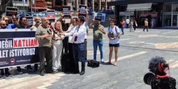 Sırrı Süreyya Önder, depremzede ailelerin başlattığı nöbete katıldı: ‘Sorumlular hesap vermeli’