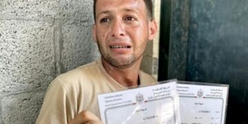 Gazzeli Baba doğum belgeleri çıkarırken, İsrail o sırada 4 günlük ikiz bebeklerini katletti