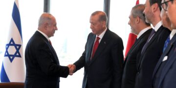 Erdoğan rejiminin iki yüzü: Bayraklar yarıda, ticaret zirvede