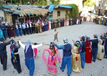 Halay çekerken ‘sarı-kırmızı-yeşil’ mendil sallayan 4 kişi tutuklandı
