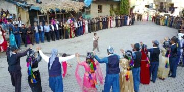 Halay çekerken ‘sarı-kırmızı-yeşil’ mendil sallayan 4 kişi tutuklandı
