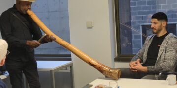 NBA yıldızı Enes Kanter Freedom Avustralya’da: Sydney’de Aborjinlerin müzik aleti Didgeridoo’yla karşılandı