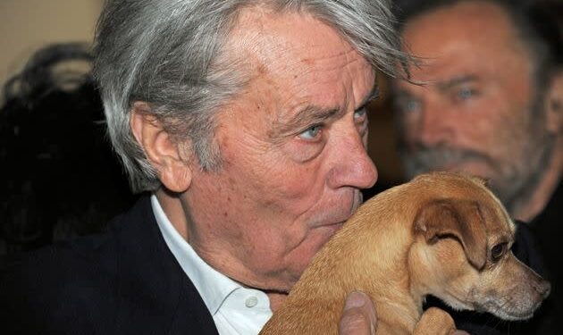 yaşamını yitiren Fransız aktör Alain Delon’un köpeğinin kendisiyle birlikte gömülmesine ilişkin vasiyeti uygulanmayacak.