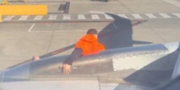 Melbourne’de uçağın kanadına çıkarak yürüyen yolcuya gözaltı