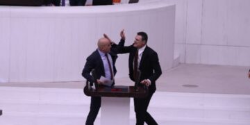 İşte AKP’li Alpay Özalan’ın Ahmet Şık’a saldırdığı anlar