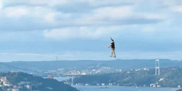 Estonyalı akrobat ip üstünde Asya’dan Avrupa’ya geçti