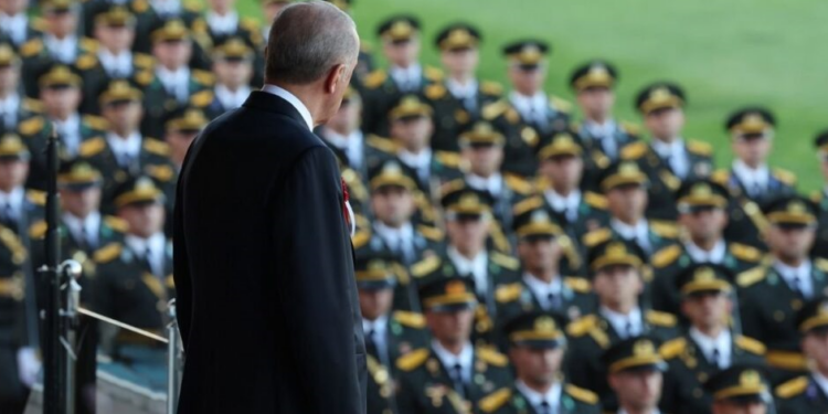 Emekli Kurmay Albay Mustafa Önsel, Kara Harp Okulu mezuniyetinde yaşananları sosyal medya hesabından paylaştı.