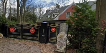 Uyuşturucu baronu, villasının kapısına Türkiye   Cumhurbaşkanlığı forsu asmış!