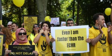 KHK’lılar adalet için BM önünde haykırdı: “Adalet haktır, susma haykır!”