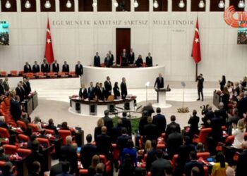 TBMM’de yeni yasama yılı başladı:  ‘Ayağa kalkma’ kararına uymayan bazı CHP’liler Erdoğan’ı protesto etti