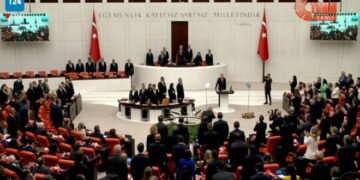 TBMM’de yeni yasama yılı başladı:  ‘Ayağa kalkma’ kararına uymayan bazı CHP’liler Erdoğan’ı protesto etti