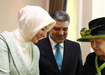 İngiliz polisi, Hayrünissa Gül’ün çantasından para dolu 3 zarf çaldı