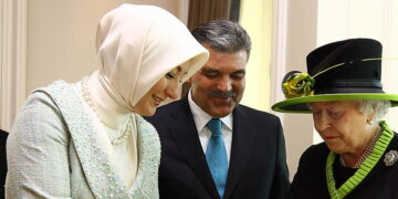 İngiliz polisi, Hayrünissa Gül’ün çantasından para dolu 3 zarf çaldı