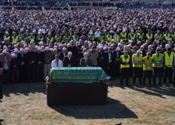  Fethullah Gülen Hocaefendi, gözyaşlarıyla son yolculuğuna uğurlanıyor