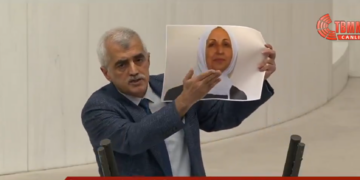 Bülent Arınç, iyi zamanlarda elini öptüğü Melek İpek’in tutuklanmasına: “Ben sadece sabrı tavsiye edeceğim”