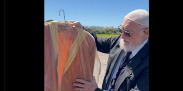 Avustralyalı akademisyen, Hocaefendi’nin hediye ettiği cübbe ve seccadeyi camiye bağışladı