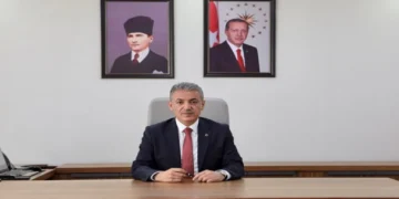 Mardin kayyımı Akkoyun’un ilk işi, duvara astığı Erdoğan fotoğrafı ile poz vermek oldu