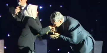 Bülent Arınç, iyi zamanlarda elini öptüğü Melek İpek’in tutuklanmasına: “Ben sadece sabrı tavsiye edeceğim”