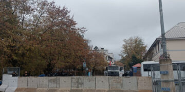 Dersim’de kayyım protestosu sürüyor: Belediyesi’nin girişi beton bariyer ve zırhlı araçlarla kapatıldı