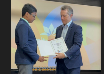 Amity Koleji mezuniyet törenine katılan Avustralya Eğitim Bakanı Clare: Bugün sahnede süper kahramanlar gördüm!