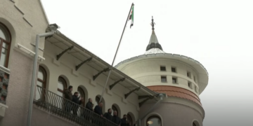 Moskova’daki Suriye Büyükelçiliği’nde yeni bayrak göndere çekildi