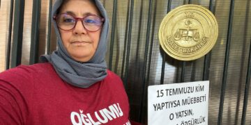 Engelli kızıyla, adalet nöbeti tutan Harbiyeli Annesi Sevinç Çakır: Yaşadıkları hukuksuzluğu şiirle anlattı