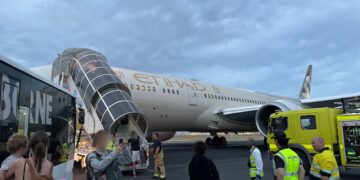 Tekerlerinde sorun yaşayan yolcu uçağının kalkışı, son saniye iptal edildi