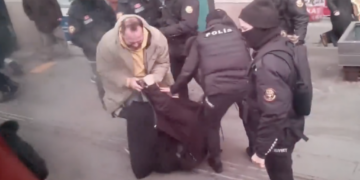 Ankara’da polis, Furkan Vakfı üyesi bir bayanı yere düşürerek tekmeledi