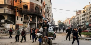 Filistililer, İsrail’in, Gazze’de bıraktığı enkaz yığınları arasında eve dönüşe başladı