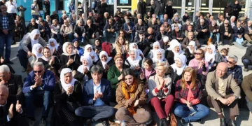 Akdeniz Belediyesi önünde kayyım protestosu: ‘Belediye önündeki barikatlar gaspın en net fotoğrafı’