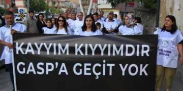 Van halkı, ‘Kayyım gasbı’ ihtimaline karşı soğuk ayaz nöbetinde