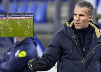 Rakip takım sahada 12 kişi oynadı, Van Persie isyan etti