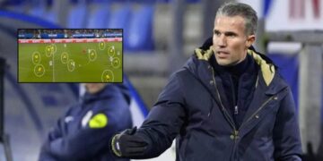 Rakip takım sahada 12 kişi oynadı, Van Persie isyan etti