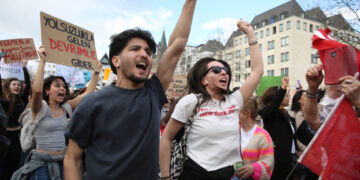 Beyin göçü ile ülkeyi terk eden gençlerden Köln’de destek: İmamoğlu’nun diplomasını alan yarın bizimkini de alır