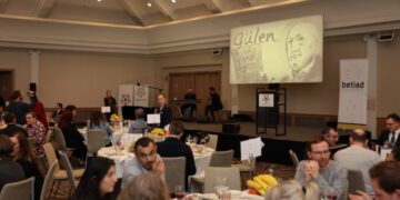 Fedactio iftarında konuşan Lanotte: Gülen her zaman din, bilim ve insan hakları arasında bir çelişki olmadığını savundu