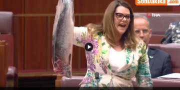 Senatör Sarah Hanson-Young balıkla parlamento kürsüsüne çıktı