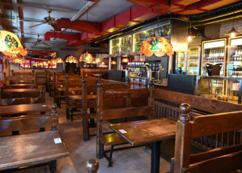 Zincir marketlerde kasalar bomboş, AVM’ler sessiz kaldı