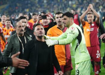 Olaylı dev derbiyi Galatasaray kazandı:Fenerbahçe’yi deplasmanda 2-1 mağlup etti 