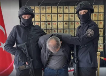 Polisin ‘azılı suçlu’ gibi teşhir ettiği KHK’lı öğretim üyesi tutuklandı