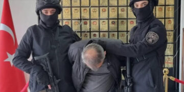 Polisin ‘azılı suçlu’ gibi teşhir ettiği KHK’lı öğretim üyesi tutuklandı