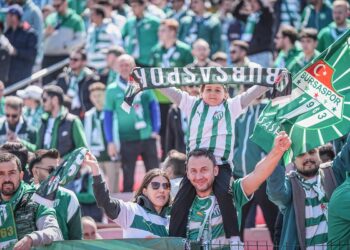 Bursaspor, şampiyonluk kupasını rekor seyirciyle havaya kaldırdı